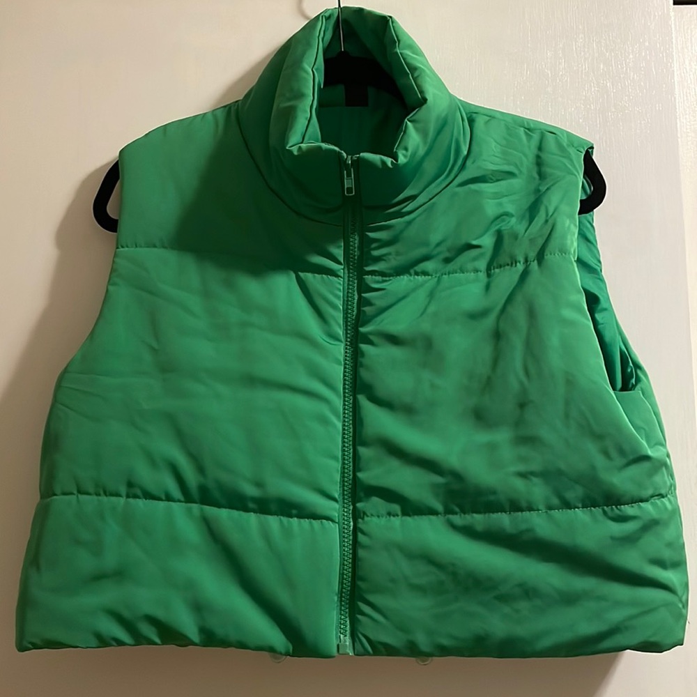 Green cropped puffer vest. Size Large. From Shein. Never worn.